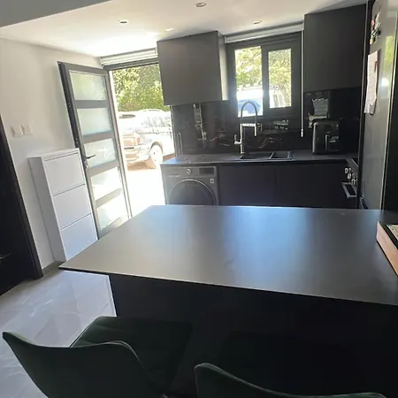 Modern Chic In Prime Location *