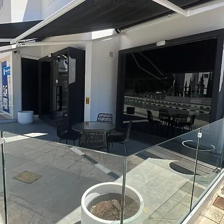 Modern Chic In Prime Location Apartman *